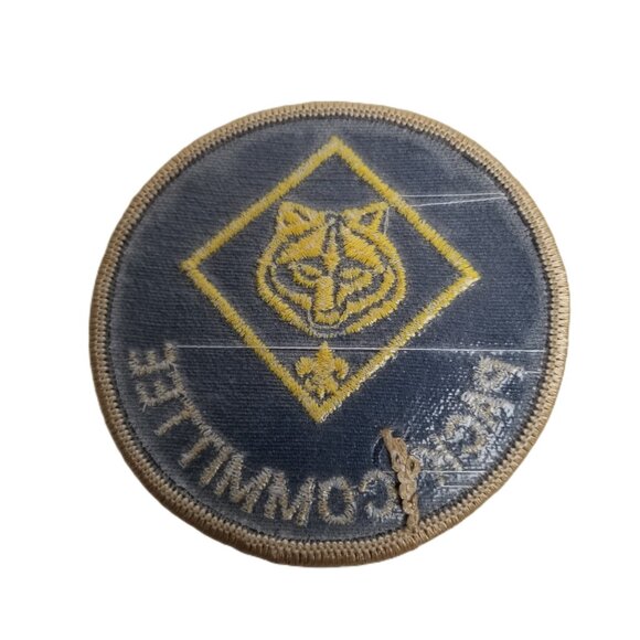 BSA Cub Scout Pack Committee 3 Inch Navy Gold Wolf Vintage Collectible Patch - Picture 2 of 3